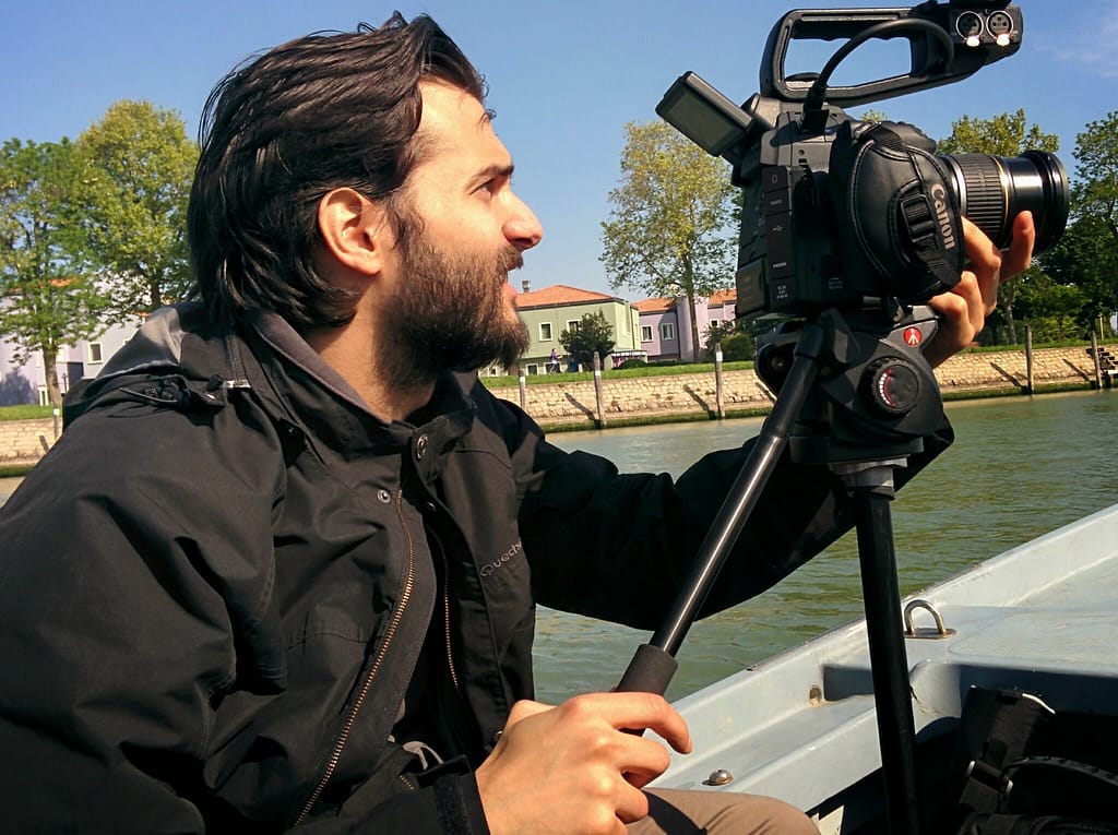 Riccardo Melato gira video in barca